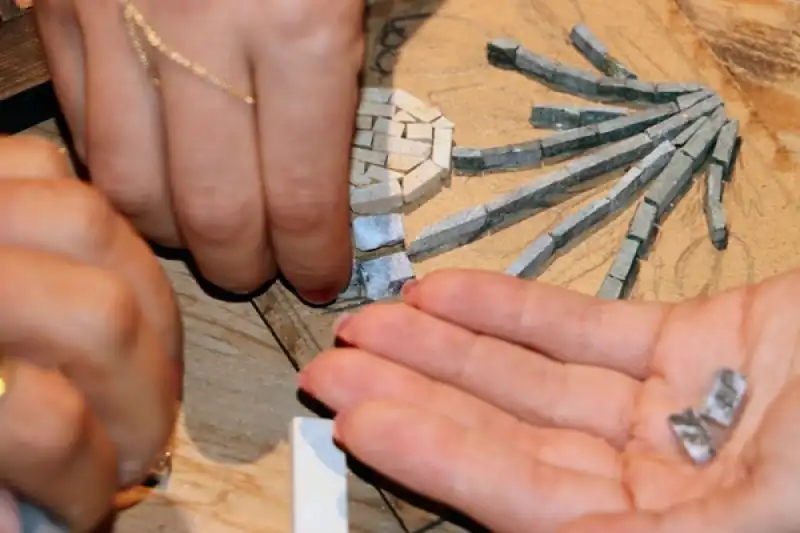 Analı Kızlı Mikro Mozaik Sanatıyla Hayran Bırakıyorlar