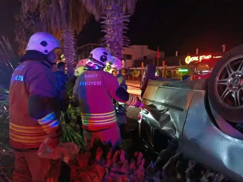 3 Kişi Araçta Sıkıştı, Ekipler Seferber Oldu!