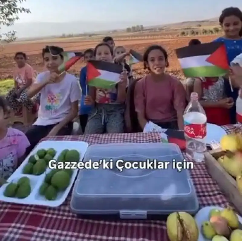 İlkokul Öğrencileri Gazzeli Çocuklar İçin Yiyecek Sattı