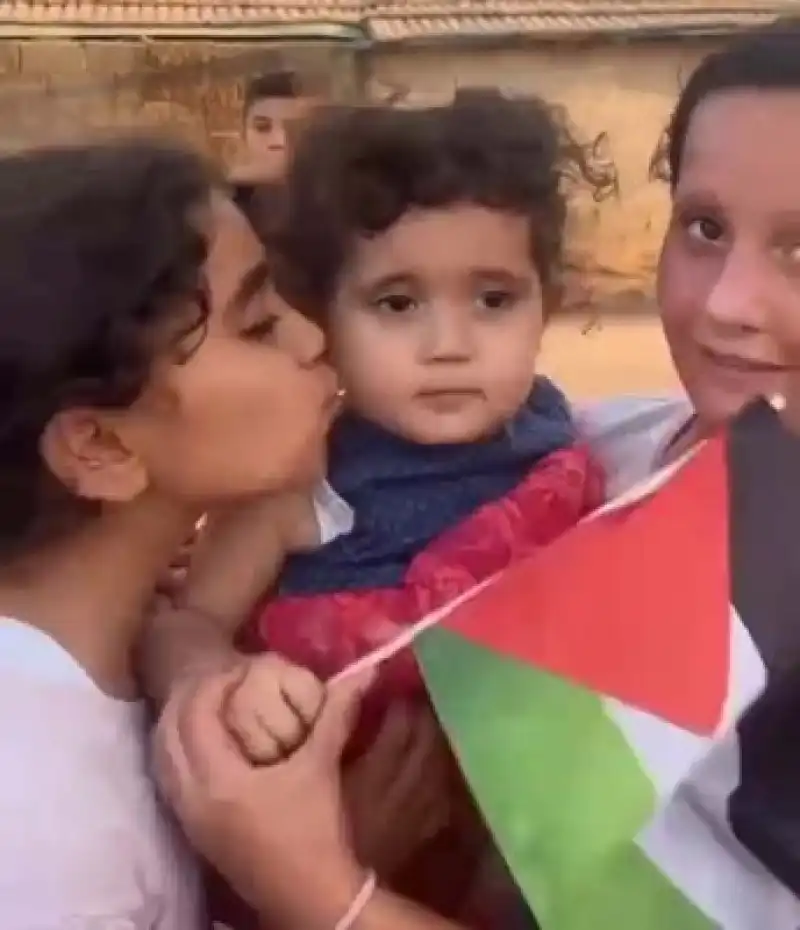 İlkokul Öğrencileri Gazzeli Çocuklar İçin Yiyecek Sattı