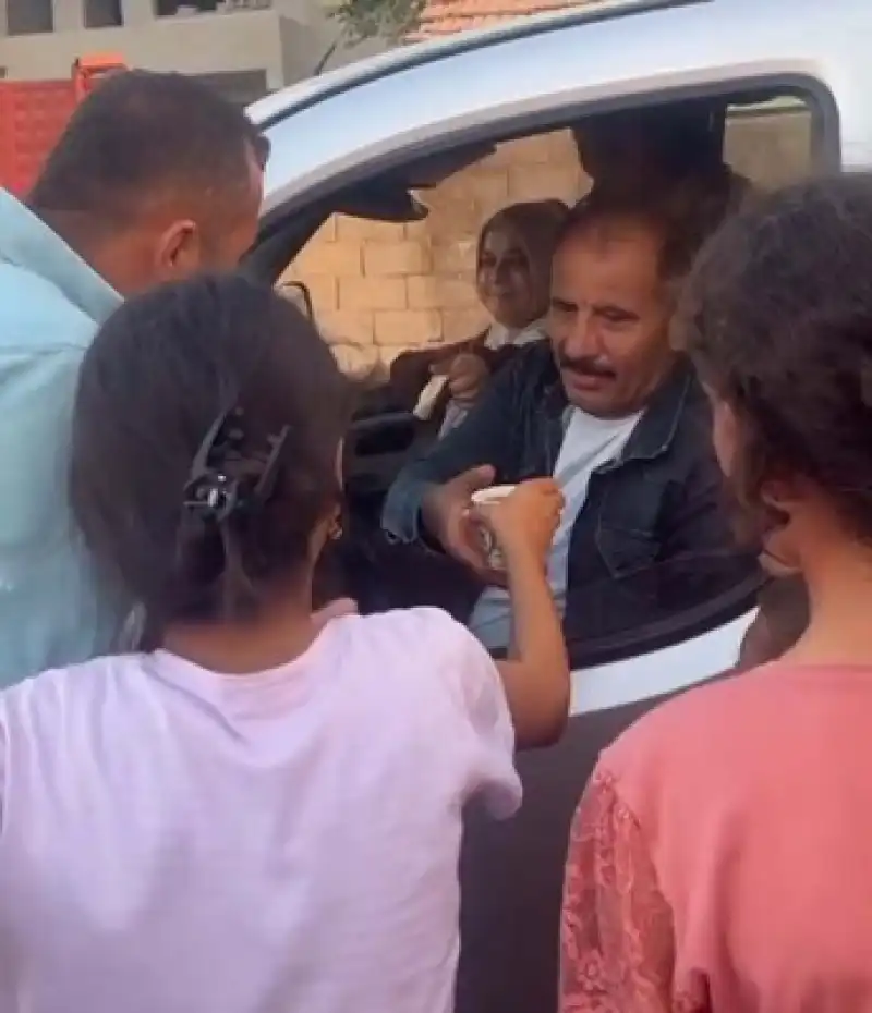 İlkokul Öğrencileri Gazzeli Çocuklar İçin Yiyecek Sattı