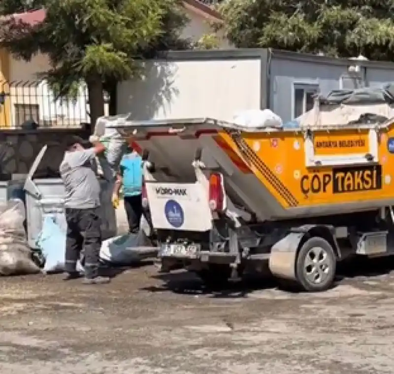 Antakya’nın 95 Mahallesinde Temizlik çalışmaları Devam Ediyor