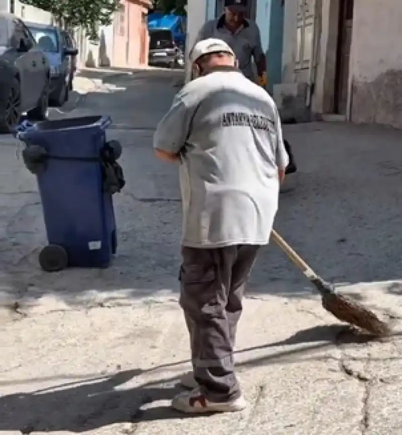 Antakya’nın 95 Mahallesinde Temizlik çalışmaları Devam Ediyor