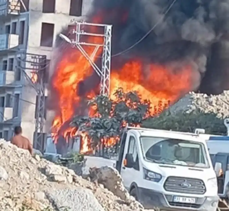 Defne Çekmece ’de İşçi Konteynerlerinde Yangın