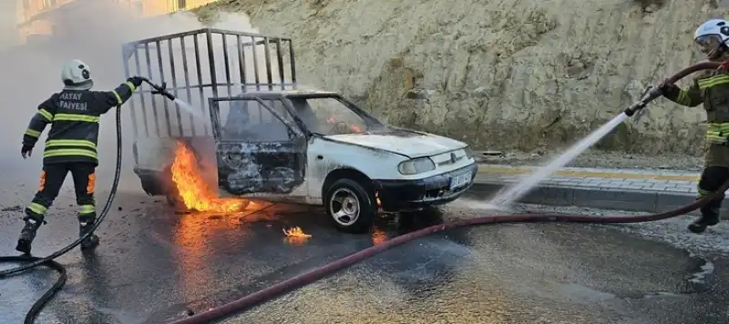 Defne Ilçesinde Park Halindeki Kamyonette çıkan Yangın Söndürüldü