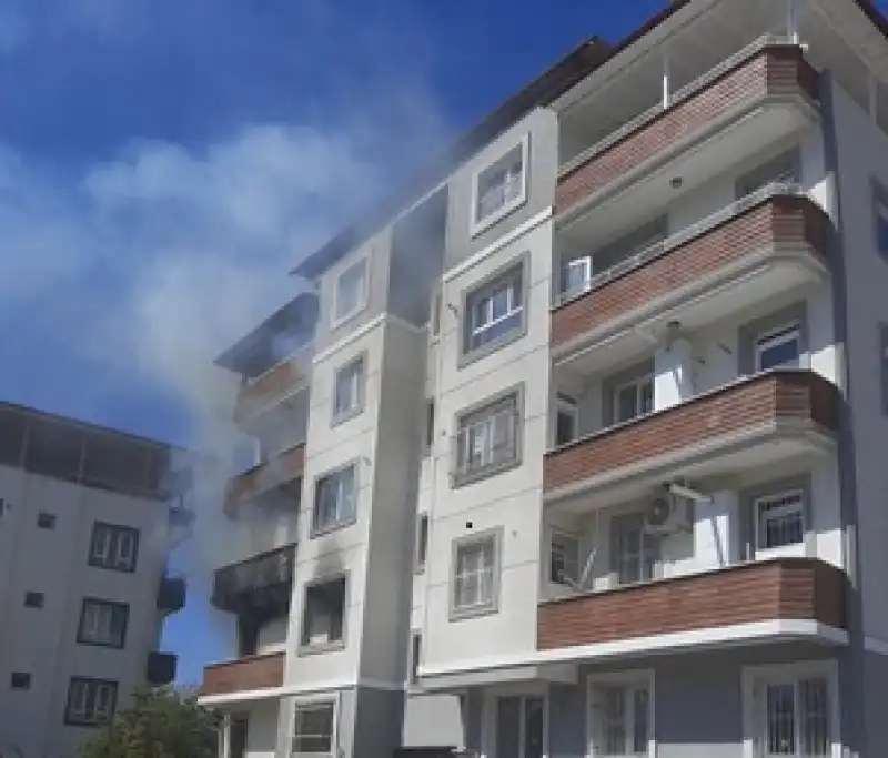 Hatay Defne'de Aparmanda çıkan Yangında Dumandan Etkilenen 1 Kişi Hastaneye Kaldırıldı