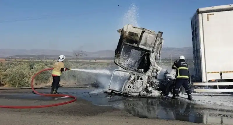 Hatay'da Seyir Halindeki Tırda çıkan Yangın Söndürüldü