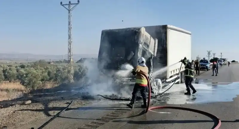 Hatay'da Seyir Halindeki Tırda çıkan Yangın Söndürüldü