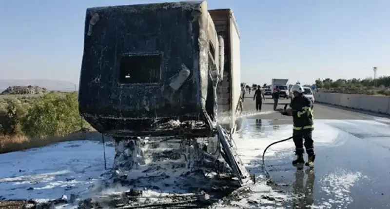 Hatay'da Seyir Halindeki Tırda çıkan Yangın Söndürüldü