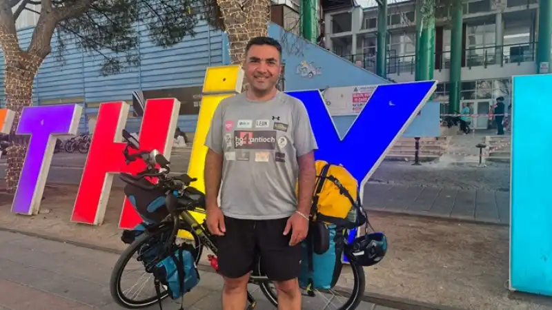 Hataylı Depremzede Çocuklar İçin Hollanda’dan Bisikleti İle Geldi