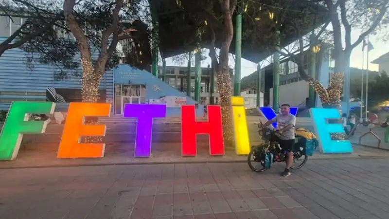 Hataylı Depremzede Çocuklar İçin Hollanda’dan Bisikleti İle Geldi