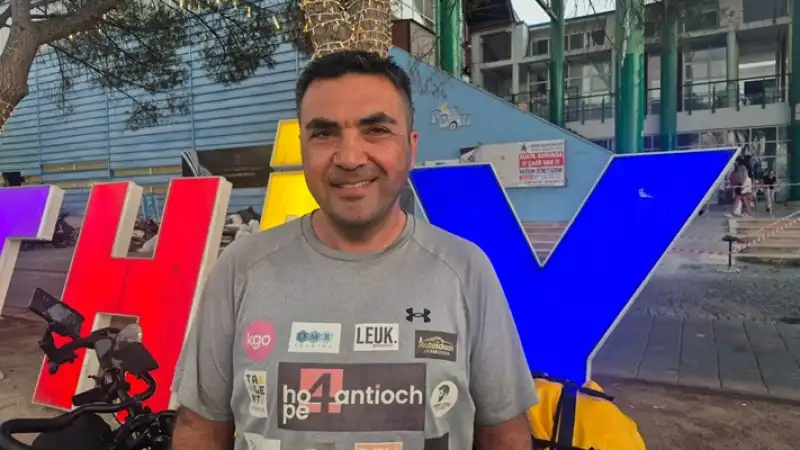 Hataylı Depremzede Çocuklar İçin Hollanda’dan Bisikleti İle Geldi