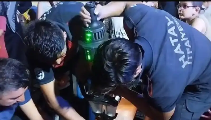 Oyun Parkında Korku Dolu Anlar: Ayağı Sıkışan Çocuk İtfaiye Tarafından Kurtarıldı