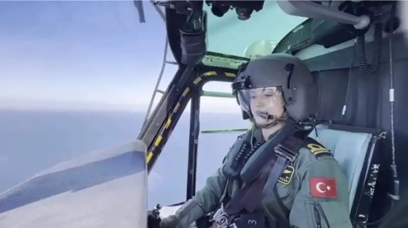 İçişleri Bakanı Yerlikaya'dan Dörtyollu Kadın Pilota Tebrik Mesajı