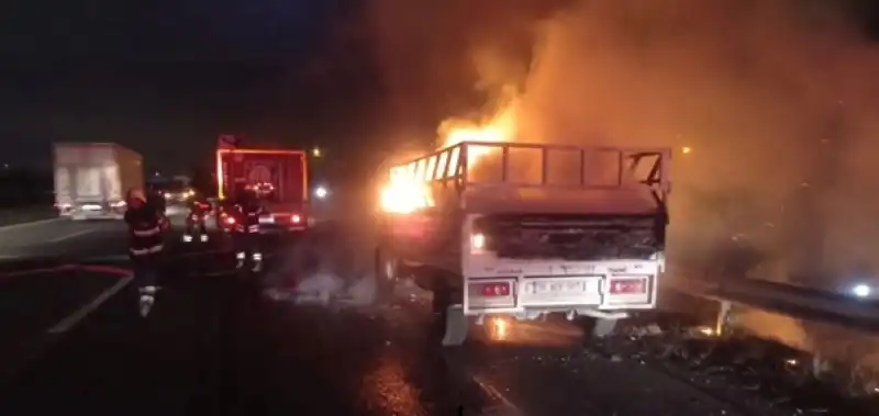 Payas TEM Otoyolu’nda Plastik Yüklü Pikap Alev Alev Yandı