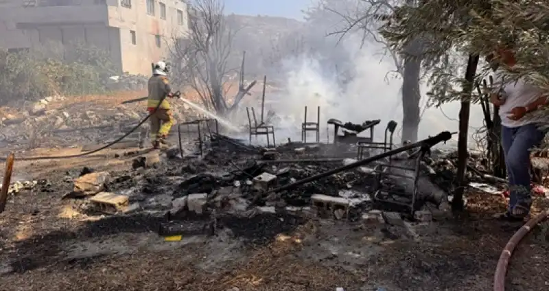 Hatay'da Bahçeden Eve Sıçrayan Yangın Söndürüldü  