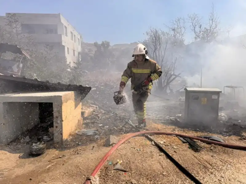 Hatay'da Bahçeden Eve Sıçrayan Yangın Söndürüldü  