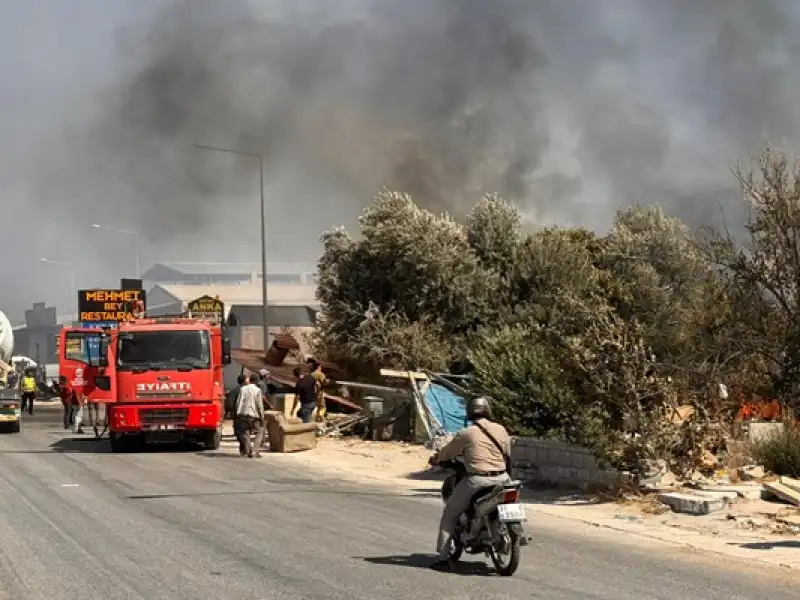 Hatay'da Bahçeden Eve Sıçrayan Yangın Söndürüldü  