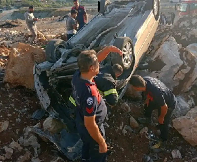 Yayladağı'nda Devrilen Otomobilin Sürücüsü Yaralandı