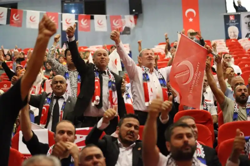 Yeniden Refah Partisi Genel Başkanı Erbakan, Partisinin Hatay Il Kongresinde Konuştu: