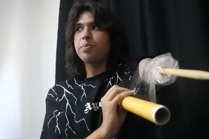 Depremde Kolunun Büyük Bölümünü Kaybeden Genç, Streç Filmle Sabitlediği Bagetle Bateri çalıyor