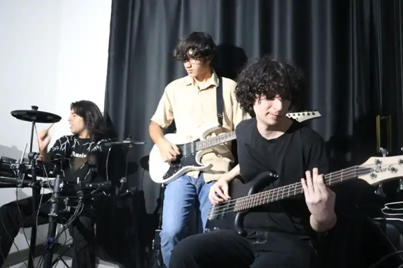 Depremde Kolunun Büyük Bölümünü Kaybeden Genç, Streç Filmle Sabitlediği Bagetle Bateri çalıyor