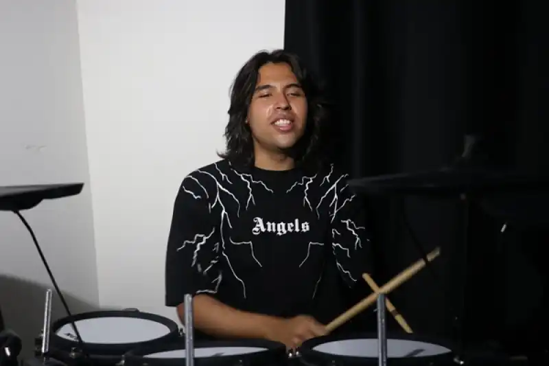 Depremde Kolunun Büyük Bölümünü Kaybeden Genç, Streç Filmle Sabitlediği Bagetle Bateri çalıyor