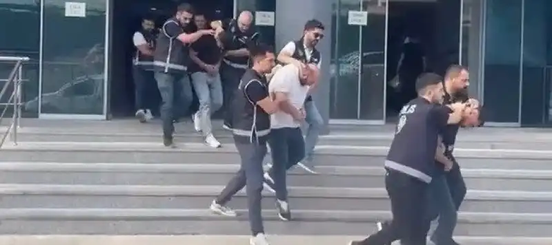 Arsuz’da Esnaf Ve İş İnsanlarına Şantaj Yapan 4 Zanlı Tutuklandı