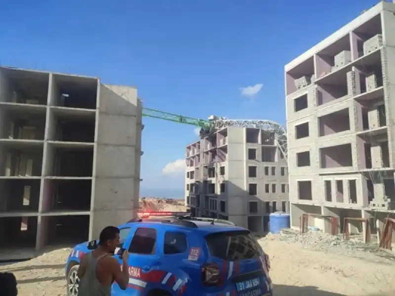 TOKİ Şantiyesinde Dinamit Patladı, Kule Vinç Devrildi!