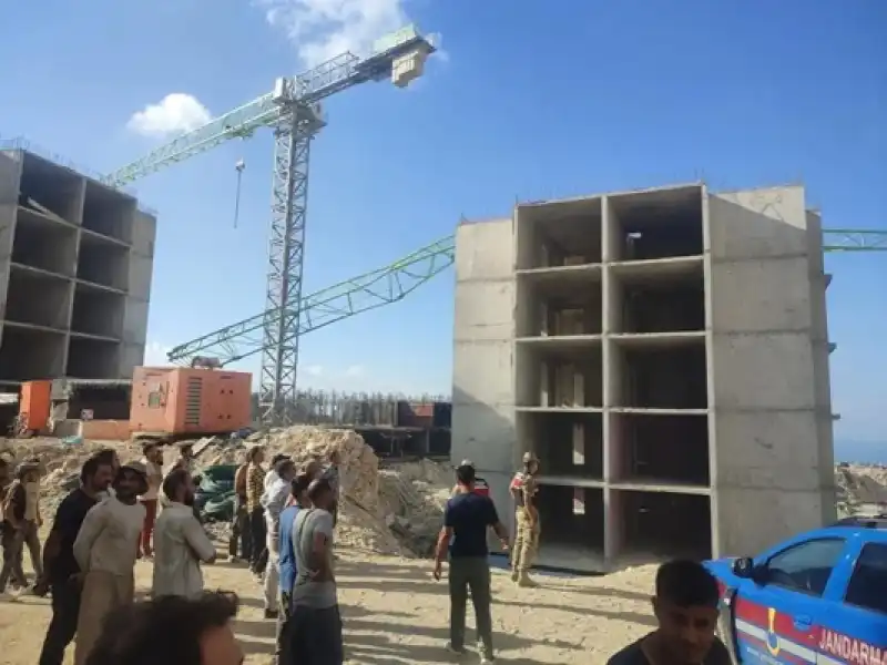 TOKİ Şantiyesinde Dinamit Patladı, Kule Vinç Devrildi!