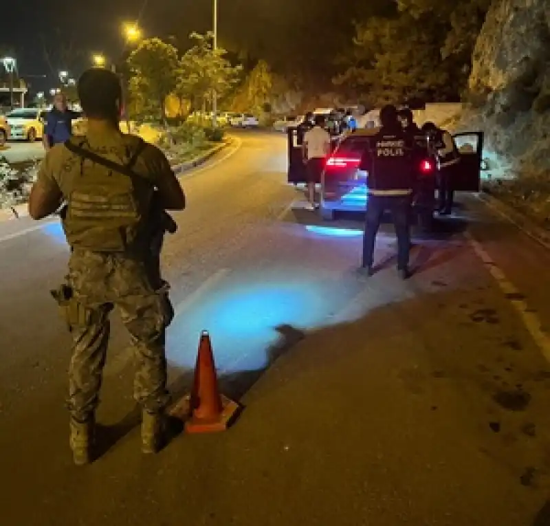 Hatay’da NARVAS Denetimi: Uyuşturucu Ele Geçirildi, Aranan Şahıs Yakalandı