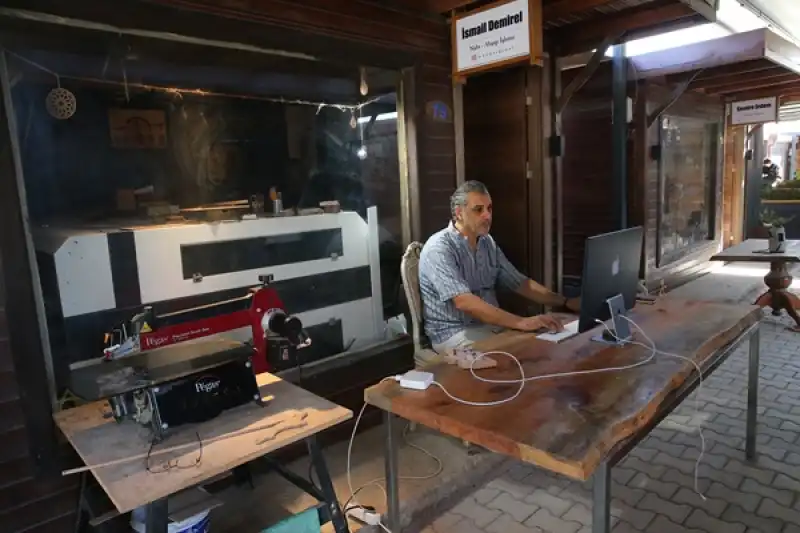 Deprem Günü Açacağı Atölyesi Yıkılan Ahşap Ustası Kültür Ve Sanat Çarşısı'nda Moral Buldu