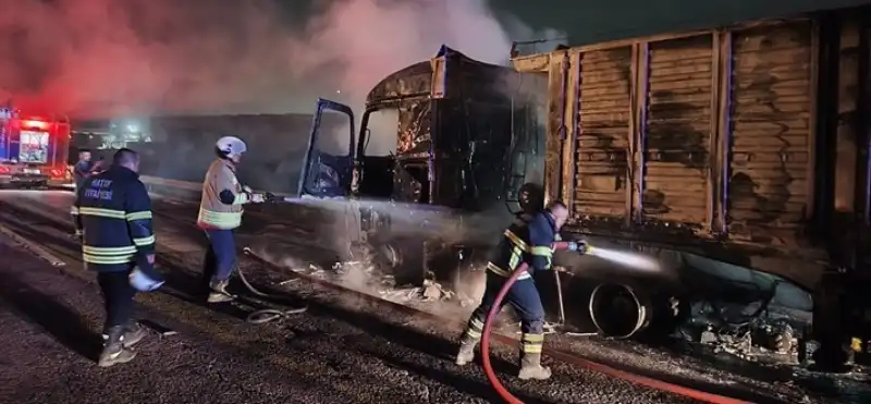 Erzin'de Seyir Halindeki Tırda çıkan Yangın Söndürüldü