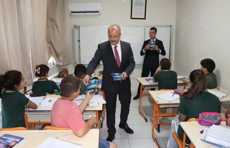 Ülkü Ocakları’ndan Hatay’da Öğrencilere UZEM Desteği