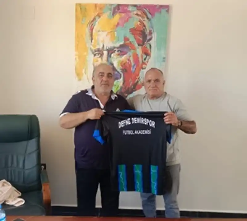 Mehmet Güzel’e Defne Demirspor’dan Teşekkür Forması