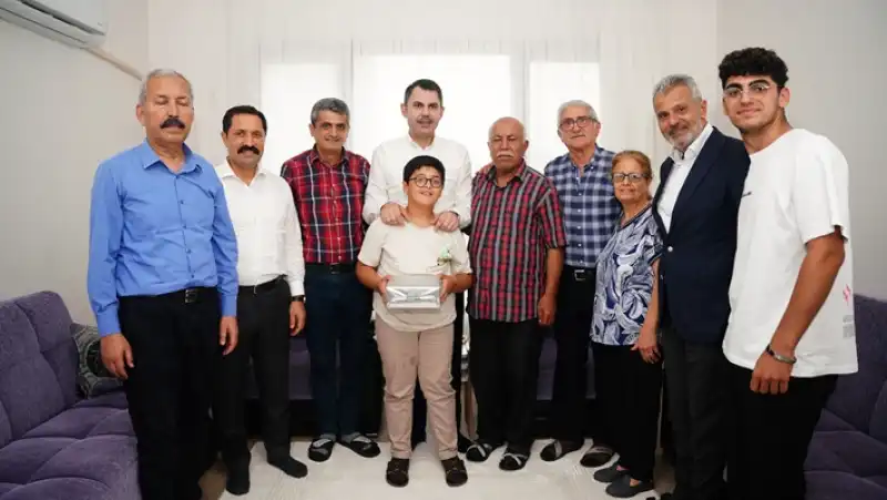 Bakan Kurum, Hatay'da Depremden Etkilenen Açıkgöz Ailesini Ziyaret Etti