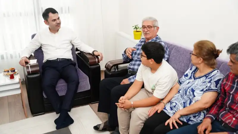 Bakan Kurum, Hatay'da Depremden Etkilenen Açıkgöz Ailesini Ziyaret Etti