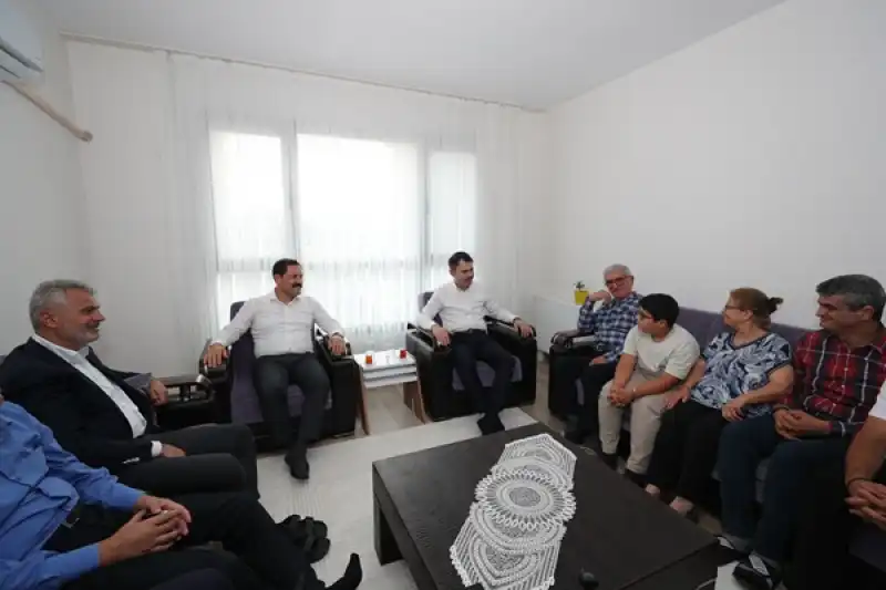 Bakan Kurum, Hatay'da Depremden Etkilenen Açıkgöz Ailesini Ziyaret Etti
