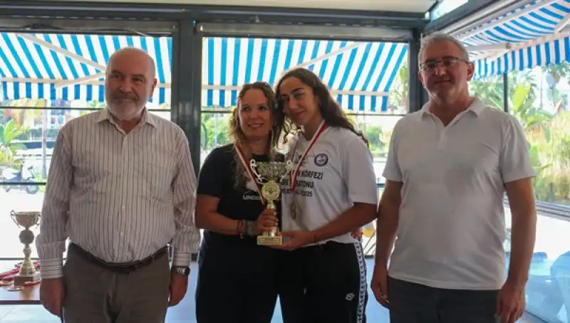 5. İskenderun Körfezi Açık Deniz Yüzme Maratonu'nu Tamamlayan Elif'e ödül Verildi