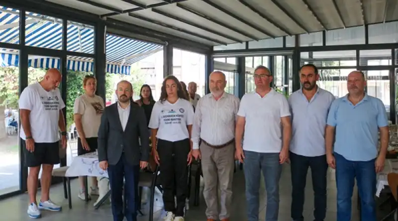 5. İskenderun Körfezi Açık Deniz Yüzme Maratonu'nu Tamamlayan Elif'e ödül Verildi