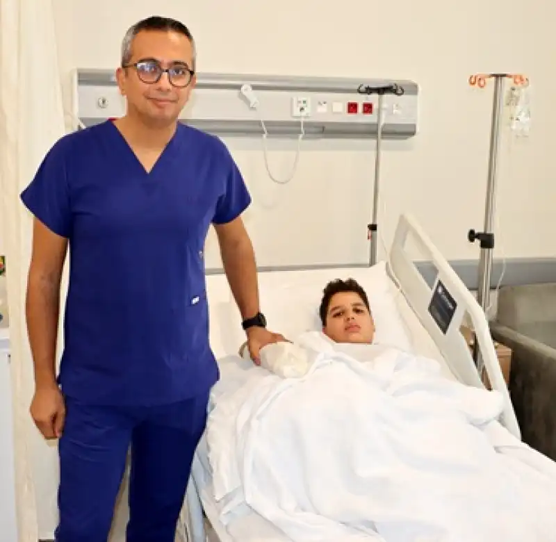 Elini Makineye Sıkıştıran çocuğun Doku Kaybına Uğrayan Parmakları Başarılı Operasyonla Dikildi