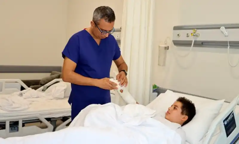 Elini Makineye Sıkıştıran çocuğun Doku Kaybına Uğrayan Parmakları Başarılı Operasyonla Dikildi