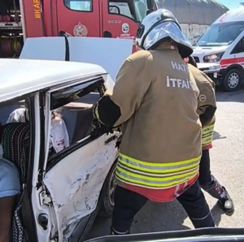 Hatay'da 2 Otomobilin çarpıştığı Kazada 4 Kişi Yaralandı