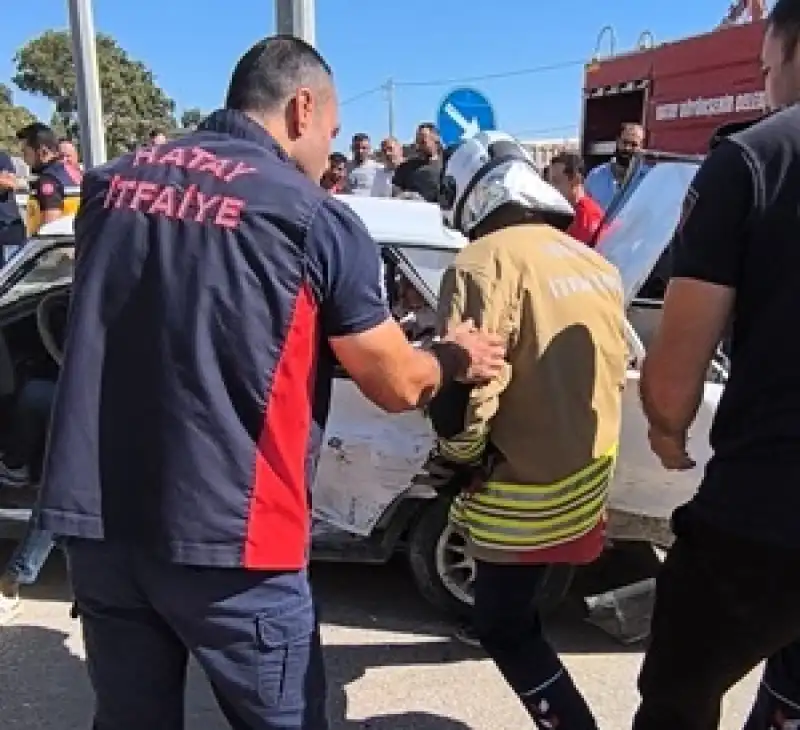 Hatay'da 2 Otomobilin çarpıştığı Kazada 4 Kişi Yaralandı