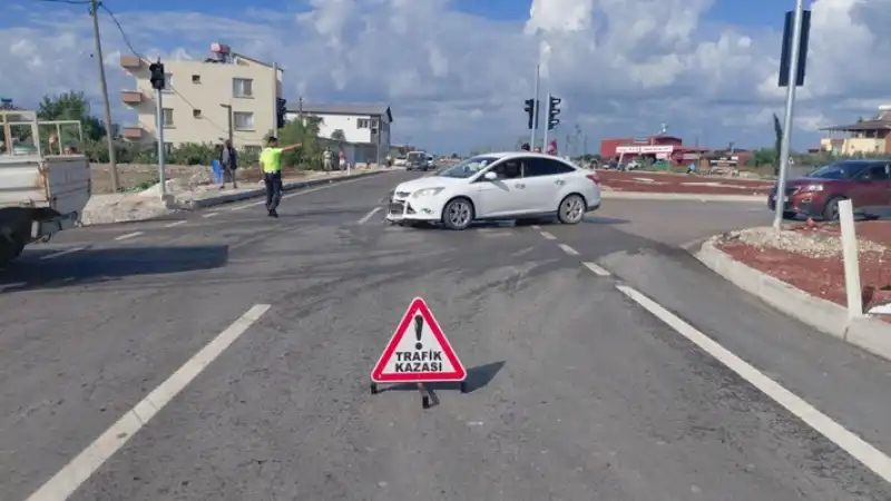 Samandağ'da çarpışan Iki Otomobilde Hasar Oluştu 