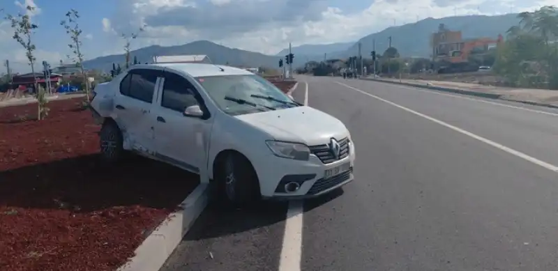 Samandağ'da çarpışan Iki Otomobilde Hasar Oluştu 