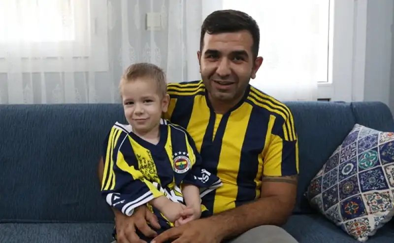 Hatay'da Kanseri Yenen Fenerbahçeli çocuğa Imzalı Forma Hediye Edildi