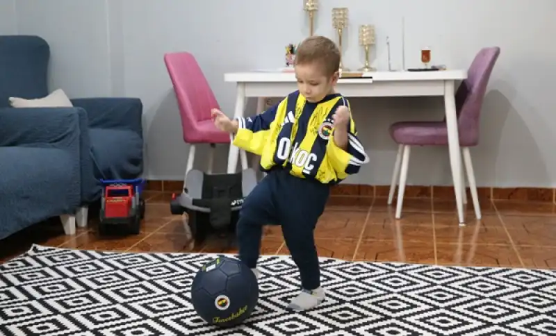 Hatay'da Kanseri Yenen Fenerbahçeli çocuğa Imzalı Forma Hediye Edildi