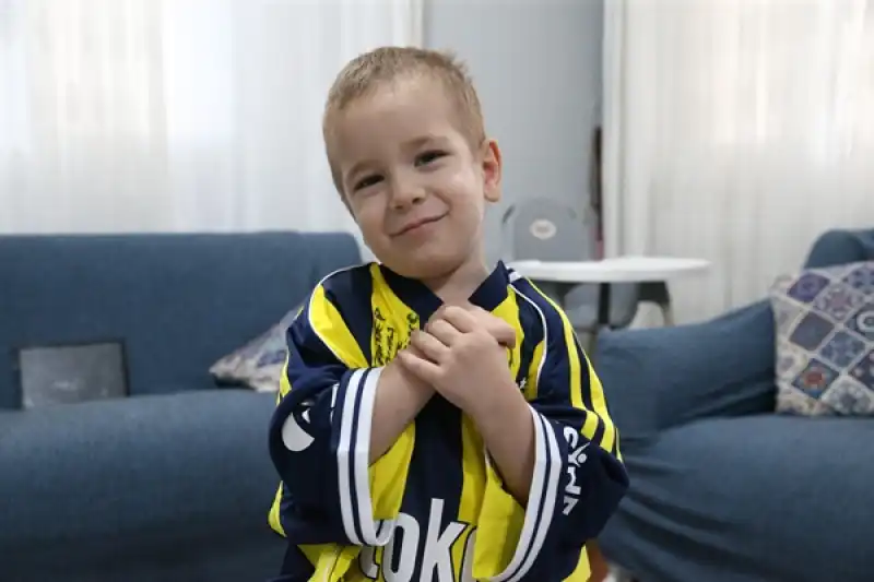 Hatay'da Kanseri Yenen Fenerbahçeli çocuğa Imzalı Forma Hediye Edildi