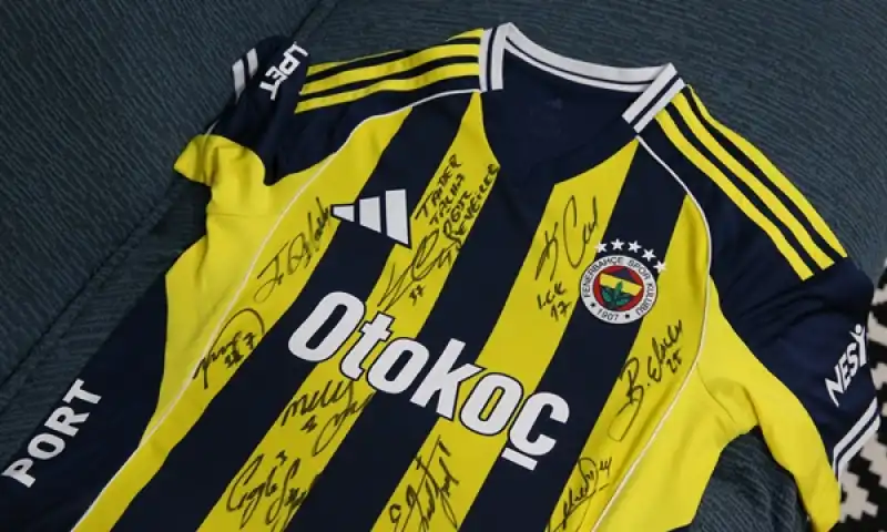 Hatay'da Kanseri Yenen Fenerbahçeli çocuğa Imzalı Forma Hediye Edildi